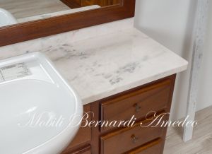 Mobile bagno stile classico arte povera in noce massiccio con piano in marmo rosa Portogallo completo di lavello e specchiera